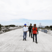 El Gobernador realizó un recorrido por los trabajos que se llevan a cabo sobre la calle 82 del centro de Progreso como parte de la obra, donde cuadrillas de trabajadores avanzan a buen ritmo en sus labores.