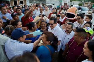 Agradece Huacho el respaldo y entrega, durante su visita en los municipios de Chikindzonot y Tixcacalcupul.