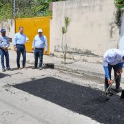 El Presidente Municipal, Alejandro Ruz Castro, supervisó las acciones de bacheo en la colonia Francisco I. Madero.