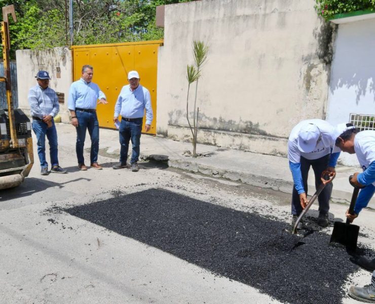 El Presidente Municipal, Alejandro Ruz Castro, supervisó las acciones de bacheo en la colonia Francisco I. Madero.