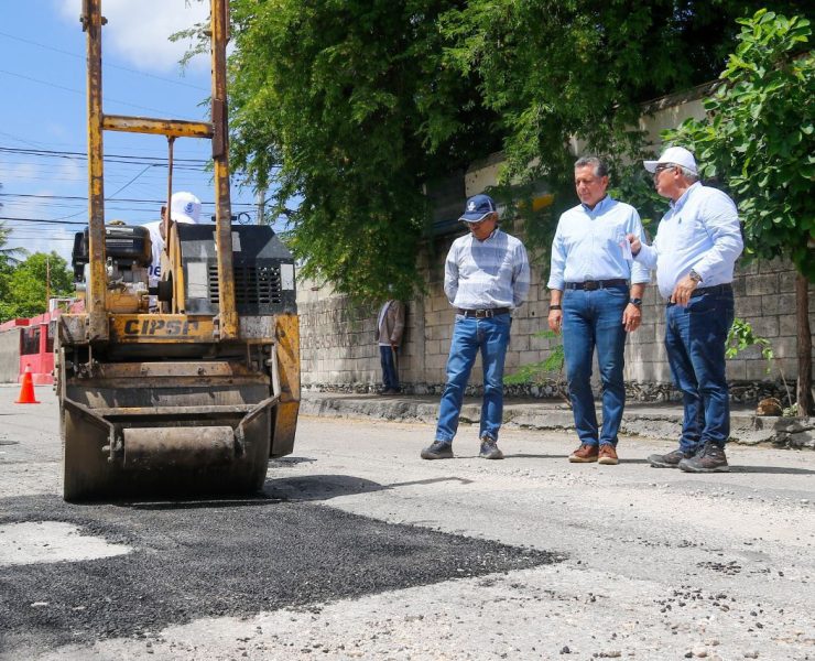 Durante la sesión extraordinaria de Cabildo, Ruz Castro mencionó que se intensificará el bacheo en Mérida, debido a las precipitaciones atípicas de las últimas fechas, las cuales impulsan a atender con premura y compromiso esta situación que puede representar inconvenientes a peatones, ciclistas y conductores de vehículos.