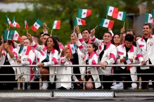 Delegación de México sobre una barcaza en la apertura de los Juegos Olímpicos de París 2024.