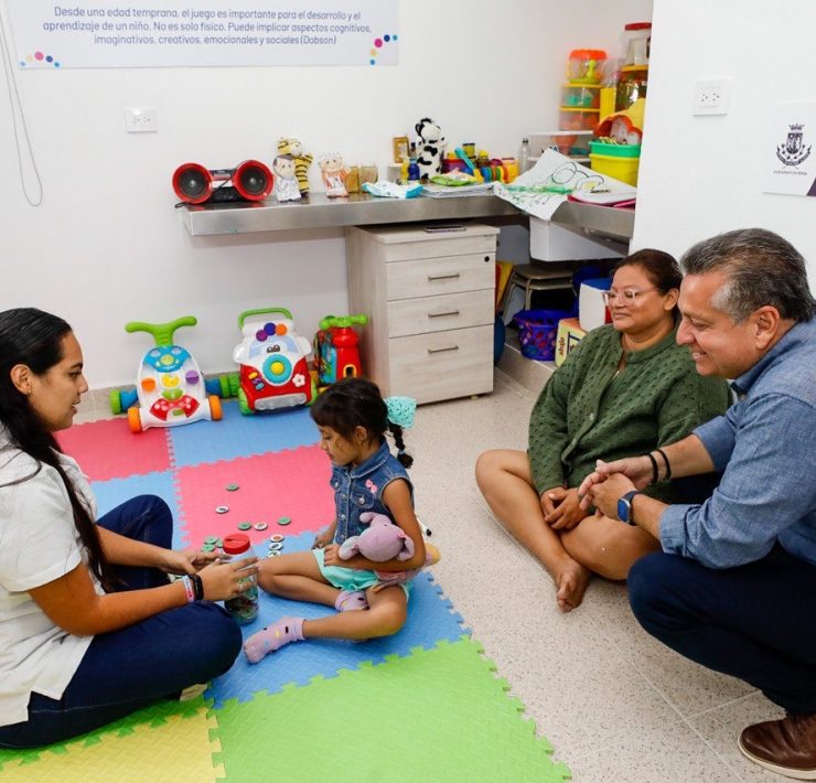 Ruz Castro felicitó al personal que, además de la atención que brindan todos los días a las niñas y niños, también fortalecen las competencias de los adultos responsables de su educación, favoreciendo de esta manera la salud mental en la primera infancia.