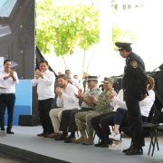 Vila Dosal develó la placa conmemorativa con el nombre de Saidén Ojeda y con la que se reconoce el trabajo que el titular de la SSP ha realizado a lo largo de estos años, para mantener a Yucatán como el estado más seguro del país.