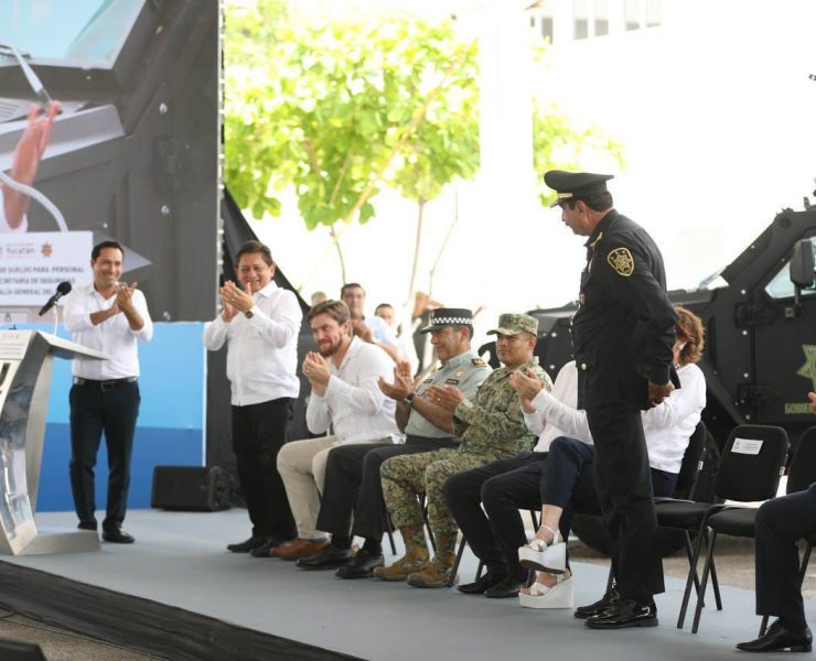 Vila Dosal develó la placa conmemorativa con el nombre de Saidén Ojeda y con la que se reconoce el trabajo que el titular de la SSP ha realizado a lo largo de estos años, para mantener a Yucatán como el estado más seguro del país.