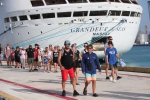 Con el crucero llegaron a Yucatán también 2,349 pasajeros y 789 tripulantes, quienes tendrán toda la mañana y parte de la tarde para descubrir la belleza natural, la cultura y la gastronomía de la entidad. 