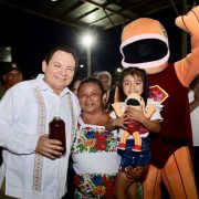 Joaquín Díaz Mena, refrendó esta noche en el municipio de Hocabá su agradecimiento a las y los yucatecos que le brindaron un triunfo histórico en las urnas el pasado 2 de junio.