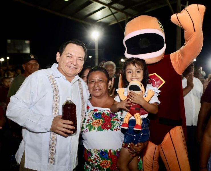 Joaquín Díaz Mena, refrendó esta noche en el municipio de Hocabá su agradecimiento a las y los yucatecos que le brindaron un triunfo histórico en las urnas el pasado 2 de junio.