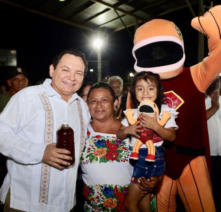 Joaquín Díaz Mena, refrendó esta noche en el municipio de Hocabá su agradecimiento a las y los yucatecos que le brindaron un triunfo histórico en las urnas el pasado 2 de junio.