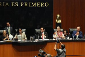 Ante los legisladores, Díaz Mena agradeció el reconocimiento, a nombre de las y los yucatecos, y mencionó algunas de las acciones que llevaron a cabo ambos personajes ilustres.