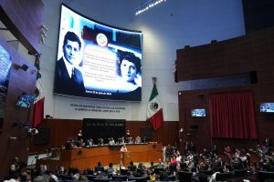 Joaquín Díaz Mena participó en la ceremonia solemne de la develación en el Muro de Honor de las leyendas con que se reconoce el legado de los insignes Felipe y Elvia Carrillo Puerto, con sede en el Senado de la República. 