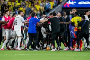 La pelea comenzó en el campo de juego, al término del partido entre Colombia vs Uruguay. 