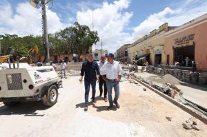 El Alcalde Alejandro Ruz y el Gobernador de Yucatán, Mauricio Vila, constaron el avance de los trabajos de remodelación de la Plaza Grande de Mérida.