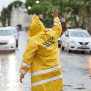 Ruz Castro exhortó a las familias a mantenerse informadas sobre las alertas emitidas por las autoridades y la trayectoria del huracán en los canales oficiales, además de evitar las compras de pánico.