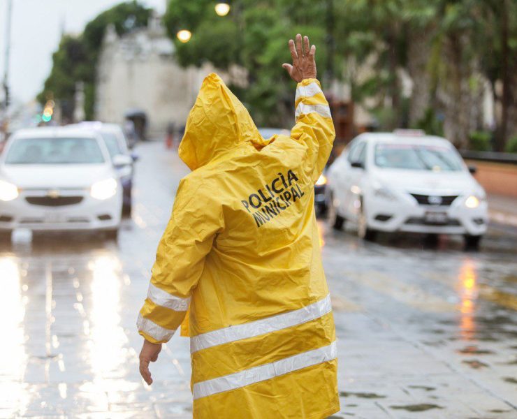 Ruz Castro exhortó a las familias a mantenerse informadas sobre las alertas emitidas por las autoridades y la trayectoria del huracán en los canales oficiales, además de evitar las compras de pánico.