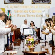 El Alcalde Alejandro Ruz Castro reconoce la trayectoria de la galardonada en el ámbito profesional, el servicio público y en defensa de los derechos de las mujeres.