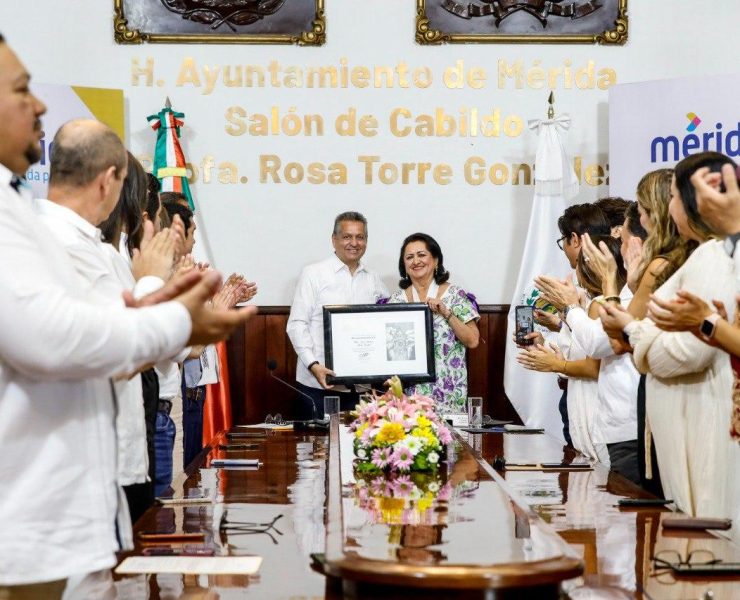 El Alcalde Alejandro Ruz Castro reconoce la trayectoria de la galardonada en el ámbito profesional, el servicio público y en defensa de los derechos de las mujeres.