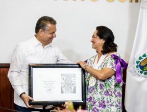 En sesión ordinaria de Cabildo, el Ayuntamiento de Mérida, entrego por primera vez la medalla ``Rosa Torre González´´, a la activista Silvia López Escoffié.