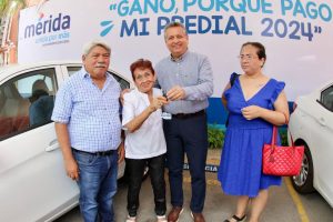 Con la presencia de Alejandro Ruz, el Ayuntamiento de Mérida entregó automóviles a los ganadores del sorteo ``Gano, porque pago mi predial. 