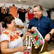 El Presidente Municipal informó que a través de la Dirección de Desarrollo Social, este programa cuenta con dos vertientes: entrega de créditos y apoyos directos.