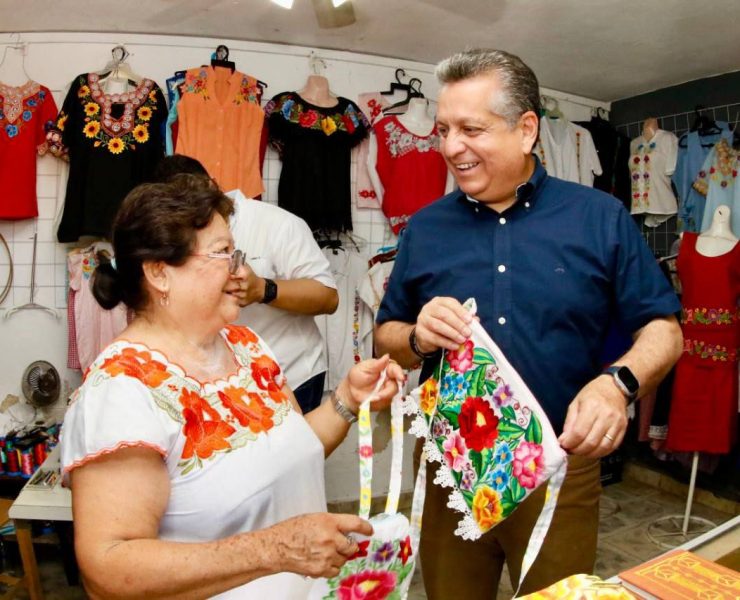 El Presidente Municipal informó que a través de la Dirección de Desarrollo Social, este programa cuenta con dos vertientes: entrega de créditos y apoyos directos.