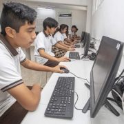 Con un avance de 2,743 escuelas conectadas a internet, el programa Yucatán Digital está cerca de alcanzar su meta de conectar al 100% de las escuelas públicas. Se espera que, antes del cierre de la actual administración, se haya atendido a la totalidad de los casi 3,000 planteles en toda la entidad.