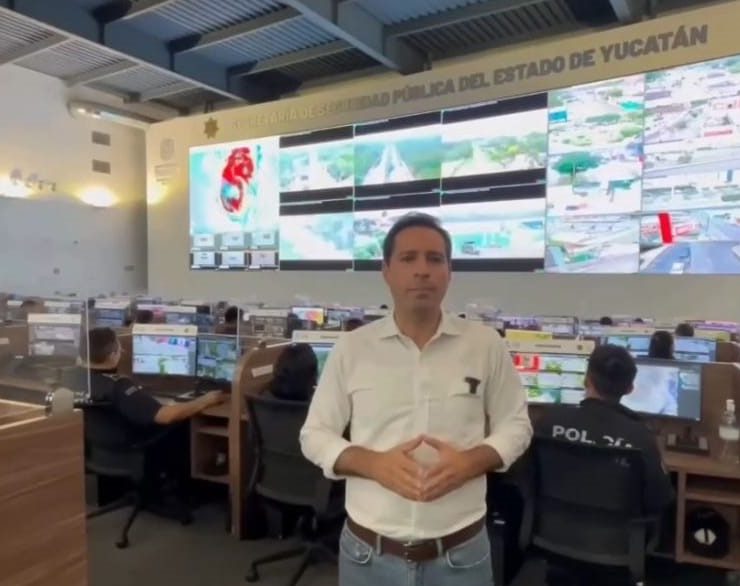 El Gobernador Mauricio Vila Dosal supervisa desde el C5i el paso del huracán "Beryl"