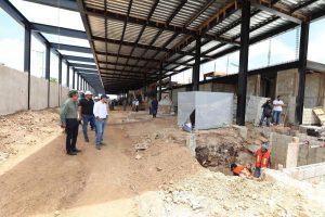 El Gobernador Mauricio Vila, constató el progreso de los trabajos que se efectúan en ese punto y que incluyen la construcción de mampostería, colocación de columnas, trabes y conexiones metálicas; cimentación de muros, cadenas y castillos; así como de la estructura de acero e instalación hidrosanitaria.