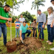 Ruz Castro y Barrera Concha, junto a sus familias, plantaron tres árboles en la Hacienda Anikabil, con lo cual se superó la meta de 8,500 árboles plantados, ya que se registró la cifra de 9,284, es decir, 1,324 árboles más.