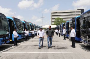 Entre los nuevos vehículos, el Gobernador constató una unidad King Long, ya adoptada por los yucatecos como “mini Va y Ven”, la cual es 100% eléctrica y será empleada para sustituir a las vans en las Rutas Nocturnas.