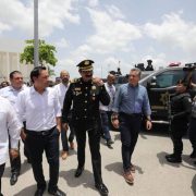 Vila Dosal también entregó 12 nuevas unidades bien equipadas a la corporación yucateca de seguridad.