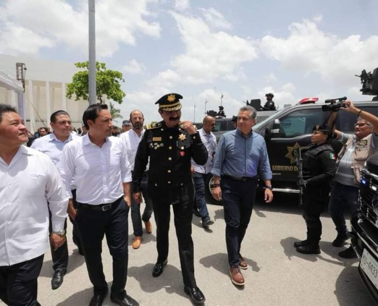 Vila Dosal también entregó 12 nuevas unidades bien equipadas a la corporación yucateca de seguridad.