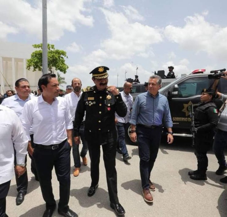 Vila Dosal también entregó 12 nuevas unidades bien equipadas a la corporación yucateca de seguridad.