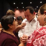 Díaz Mena felicitó a todo el equipo de INAPAM, por la organización del festejo realizado en el Teatro Daniel Ayala de la Ciudad de Mérida, que contó con mariachi, jarana, trova y la participación de Maricarmen Pérez