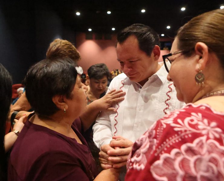 Díaz Mena felicitó a todo el equipo de INAPAM, por la organización del festejo realizado en el Teatro Daniel Ayala de la Ciudad de Mérida, que contó con mariachi, jarana, trova y la participación de Maricarmen Pérez