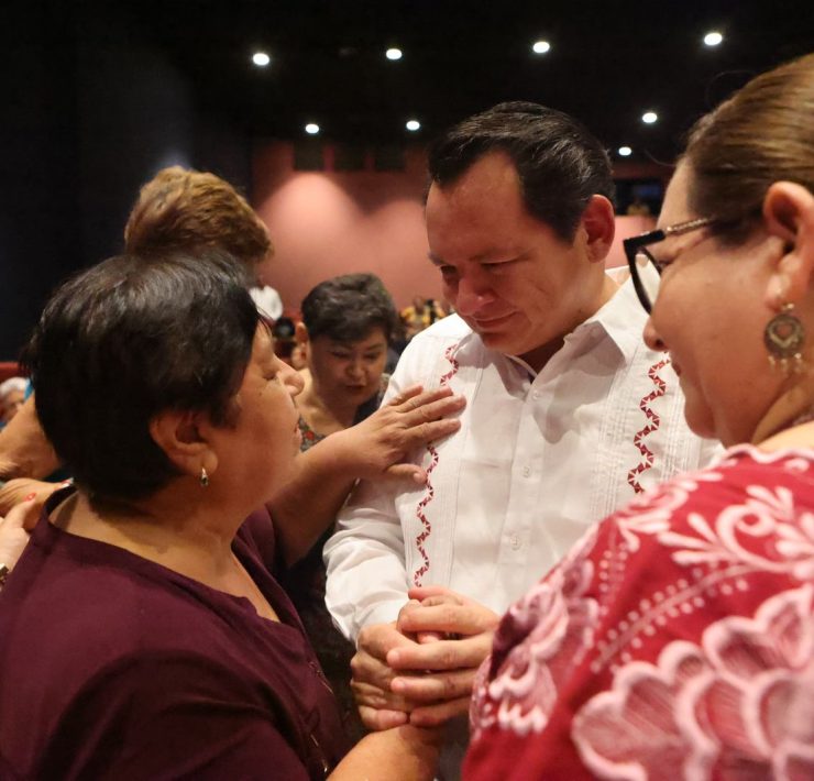 Díaz Mena felicitó a todo el equipo de INAPAM, por la organización del festejo realizado en el Teatro Daniel Ayala de la Ciudad de Mérida, que contó con mariachi, jarana, trova y la participación de Maricarmen Pérez