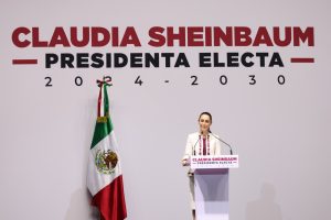 El gobernador electo de Yucatán, Huacho Díaz Mena acompaña a Claudia Sheinbaum, en su entrega de la constancia de Mayoría y Validez, que la ratifican como presidenta de México.