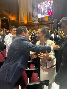 Joaquín Díaz Mena, acompañó a la Presidenta Electa de México, Dra. Claudia Sheinbaum Pardo, durante el mensaje que tuvo lugar en el teatro Metropolitan de la Ciudad de México, donde se dieron cita más de 3 mil invitados, entre Gobernadores, Diputados y Senadores electos, integrantes de su gabinete, legal y ampliado.