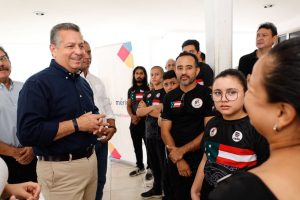 El Alcalde Alejandro Ruz, saludó y platicó con 20 niños, niñas y jóvenes de 8 a 25 años de edad, pertenecientes a la Asociación Yucateca de Artes Marciales Mixtas (AYAMM) A.C, a quienes felicitó por adoptar el deporte como hábito, siendo de gran beneficio para su desarrollo físico, mental y emocional.