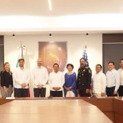 Mauricio Vila Dosal se reunió con el cónsul de Estados Unidos en Mérida, Justen Thomas, a quien dio la bienvenida y acordó continuar fortaleciendo las relaciones entre el país vecino del norte y Yucatán, con el firme objetivo de continuar promoviendo acciones y estrategias que sumen al estado y su transformación.