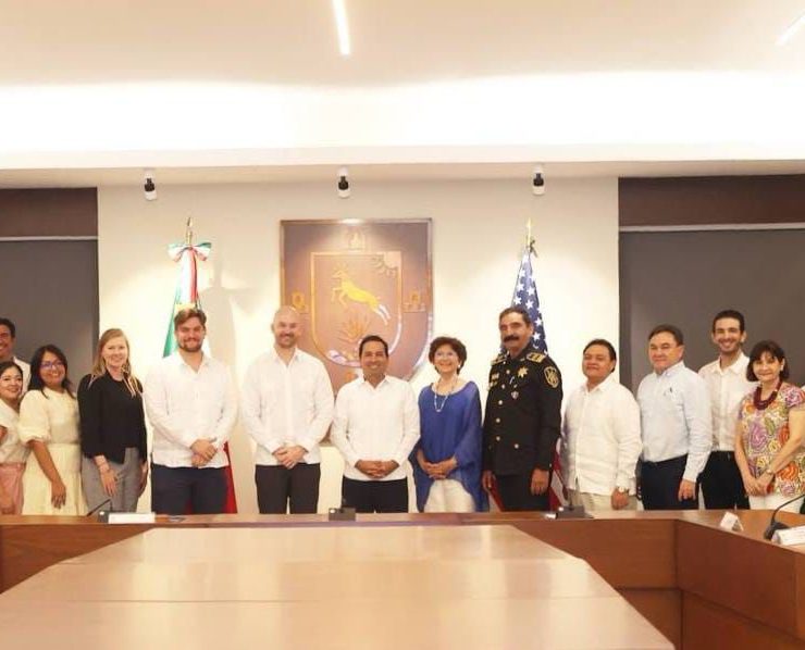 Mauricio Vila Dosal se reunió con el cónsul de Estados Unidos en Mérida, Justen Thomas, a quien dio la bienvenida y acordó continuar fortaleciendo las relaciones entre el país vecino del norte y Yucatán, con el firme objetivo de continuar promoviendo acciones y estrategias que sumen al estado y su transformación.