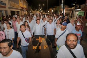 Diaz Mena caminó junto a la ciudadanía por las calles principales de Progreso para manifestar su desacuerdo con la decisión de la decisión de los magistrados de la Sala Regional Electoral de Xalapa, tras darle el triunfo a Erick Rihani del PAN, como nuevo Alcalde. 