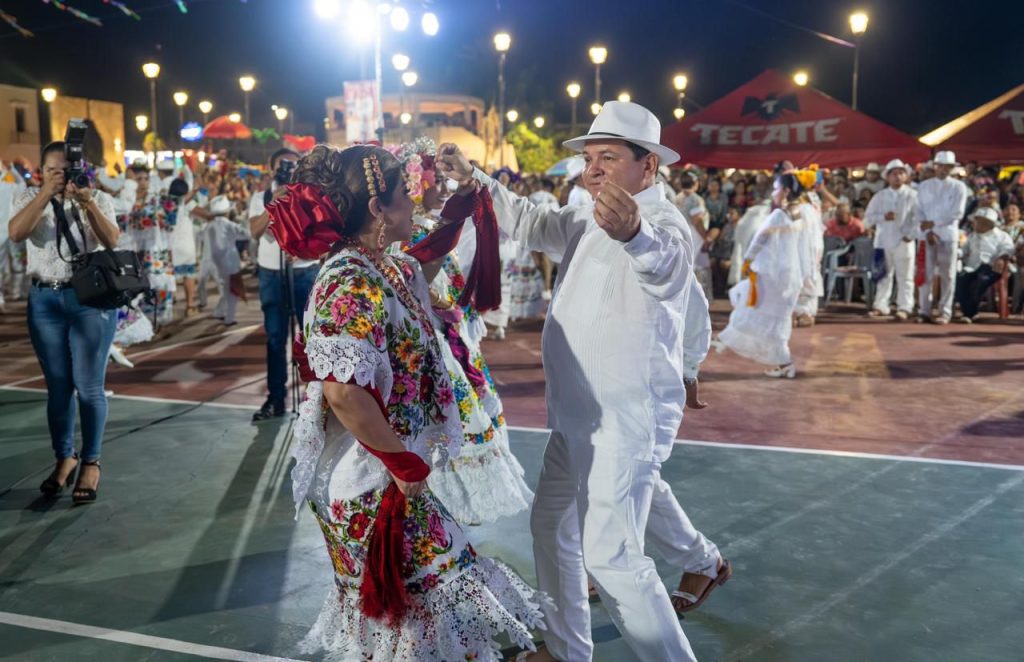 ‘Huacho’ Díaz Mena bailó al compás de las jaranas yucatecas y convivió con los asistentes.