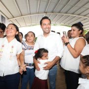 Vila Dosal resaltó el alcance del programa Impulso Escolar con el que no solamente se ayuda a estudiantes, sino a zapateros de Ticul y Hunucmá que son los encargados de elaborar los zapatos que se entregan a los niños, además de costureros de más de 17 municipios del estado que se encargan de la elaboración de las camisas, chamarras y las mochilas que se distribuyen.