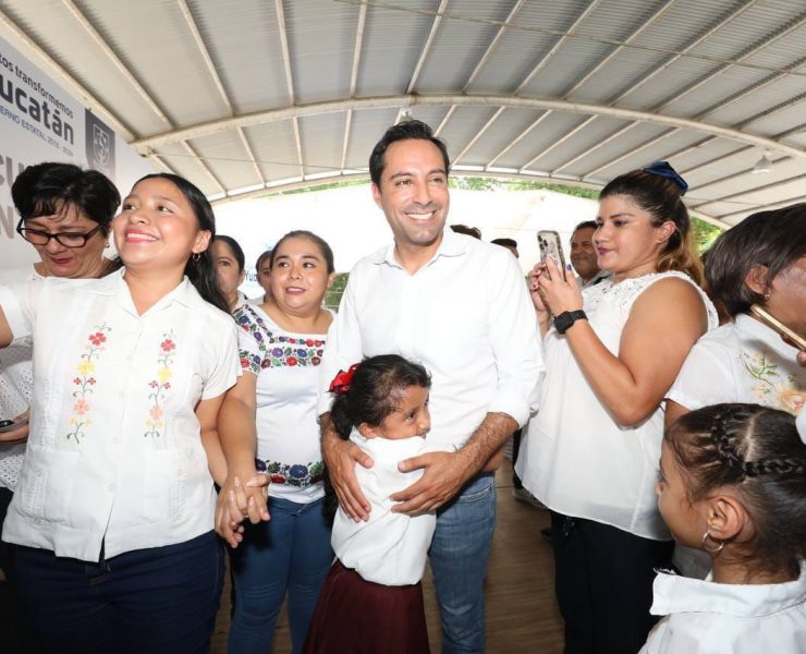 Vila Dosal resaltó el alcance del programa Impulso Escolar con el que no solamente se ayuda a estudiantes, sino a zapateros de Ticul y Hunucmá que son los encargados de elaborar los zapatos que se entregan a los niños, además de costureros de más de 17 municipios del estado que se encargan de la elaboración de las camisas, chamarras y las mochilas que se distribuyen.