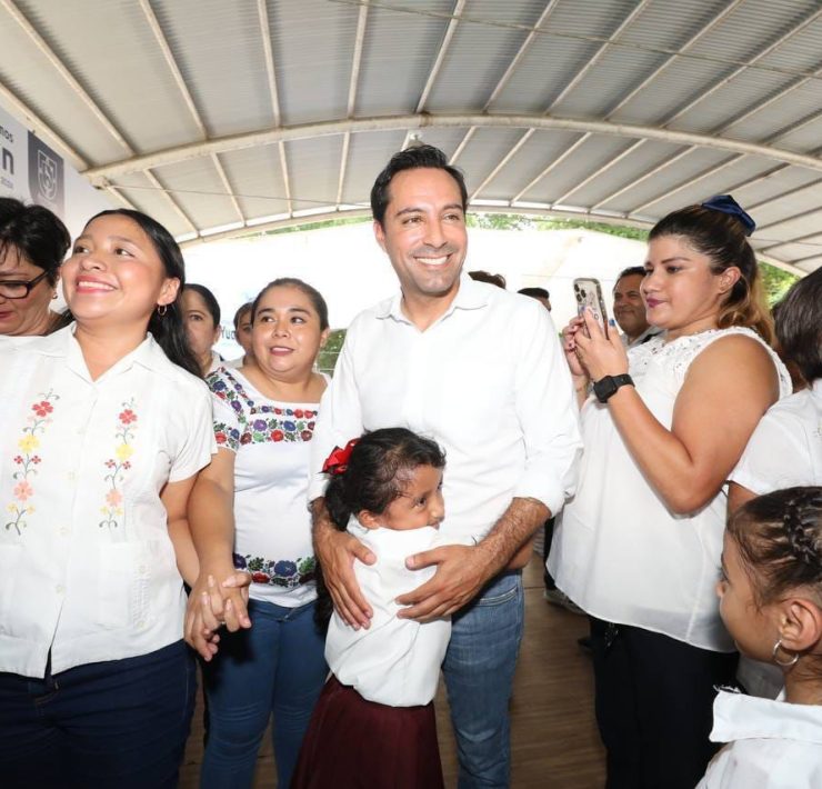 Vila Dosal resaltó el alcance del programa Impulso Escolar con el que no solamente se ayuda a estudiantes, sino a zapateros de Ticul y Hunucmá que son los encargados de elaborar los zapatos que se entregan a los niños, además de costureros de más de 17 municipios del estado que se encargan de la elaboración de las camisas, chamarras y las mochilas que se distribuyen.