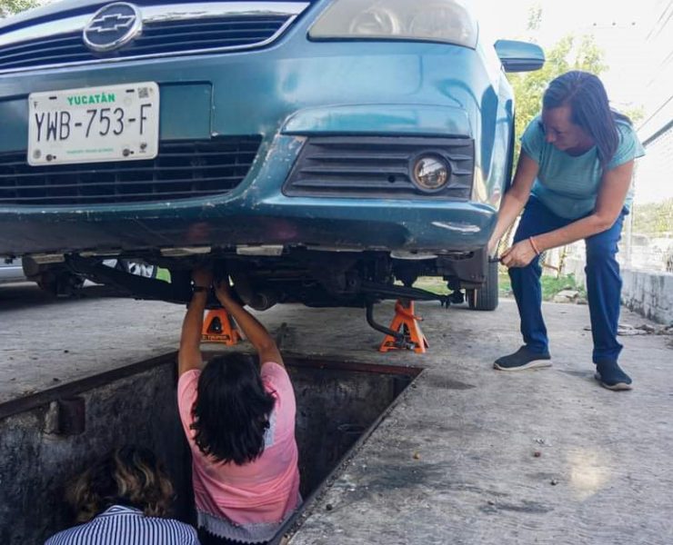 Mujeres completan el Taller de Mecánica Automotriz con éxito
