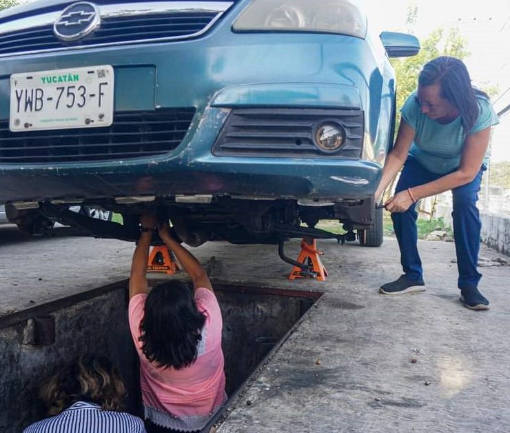 Mujeres completan el Taller de Mecánica Automotriz con éxito