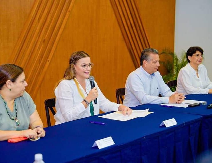 Cecilia Patrón agradeció al alcalde Alejandro Ruz y a los integrantes de la comisión de entrega-recepción la amabilidad y disposición durante este proceso que garantiza con transparencia y orden la transición de la administración pública municipal.