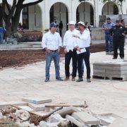 Vila Dosal constató los avances del proyecto de arborización de esta zona como parte del proyecto de remodelación de la Plaza Grande y en el cual se contempla la siembra de 102 nuevos árboles.